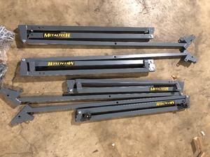 lot 15 image: Metaltech Jobsite Series  Tall Tower Set of 46 in. Universal Outriggers  Customer Returns See Pictures