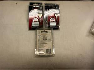 lot 8 image: 5x Master Lock Warded Padlock