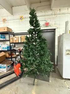 lot 01 image: 9ft Pre-Lit Christmas tree