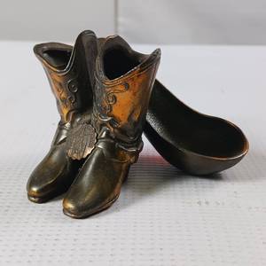 lot 88 image: Vintage Pipe Holder � heavy bronze