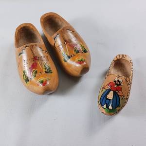 lot 120 image: Vintage - Authentic Dutch Holland - real wooden clogs - shoes - Hand painted - size 23 - one decorative wall hanging clog.�