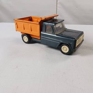lot 124 image: Vintage Structo Kom-Pak pressed steel toy dump truck.