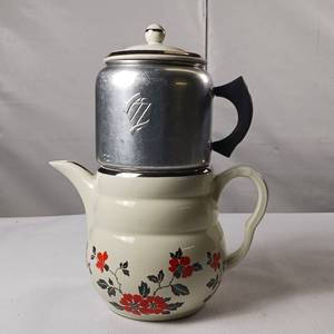lot 125 image: Halls Superior Quality - USA - Red Poppy Vintage Hall China Crocus pattern Drip-O-Lator coffee pot.
