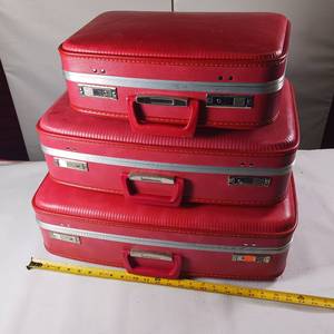 lot 178 image: Old School Vintage Nesting Luggage Set - 3 Piece