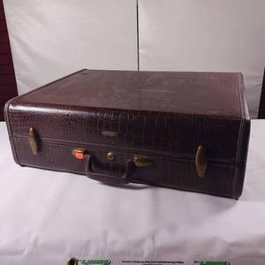 lot 181 image: Vintage Samsonite Suit Case Faux Alligator