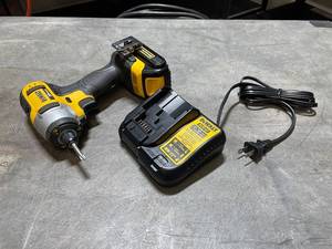 lot 1ZA image: DeWalt 20V MAX Cordless Impact Driver with Charger - High-Performance Tool Set