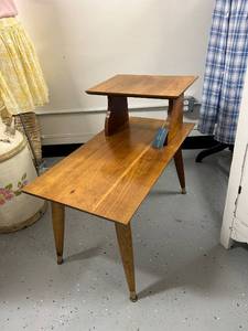 lot 17 image: Mid-Century Modern Two-Tier Side Table with Brass Feet 30x17x26