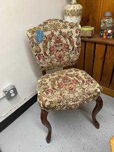 lot 22 image: Upholstered Vintage Accent Chair with Floral Pattern