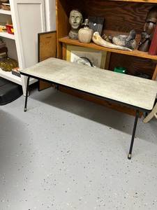 lot 91 image: Rectangular Mid-Century Modern Coffee Table with Metal Legs 17x20x15