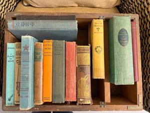lot 106 image: Collection of 12 Antique and Vintage Hardcover Books