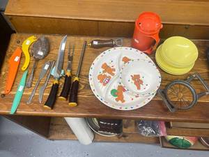 lot 246 image: Kitchenware Collection with Vintage Carving Set, Bear Plates, Utensils and Bowls