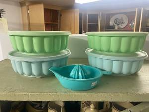 lot 356 image: Set of 4 Tupperware Gelatin Molds with Lids and Citrus Juicer