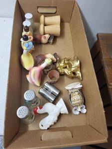 lot 307 image: Collection of Vintage and Novelty Salt and Pepper Shakers - 8 Pairs