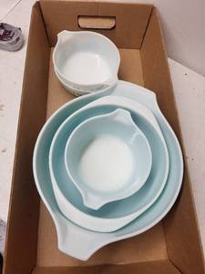 lot 319 image: Set of 5 Vintage Pyrex Amish Butterprint Mixing Bowls and Casseroles
