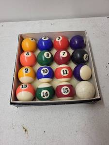lot 326 image: Set of 16 Billiard Balls with Box