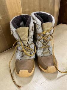 lot 81 image: Sorel Insulated Winter Boots with Faux Fur Lining