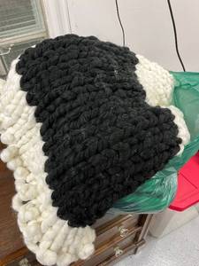 lot 123 image: Chunky Knit Black and White Yarn Blanket