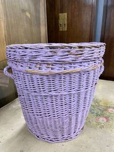 lot 134 image: Small Lavender Wicker Laundry Basket with Lid and Side Handles