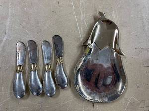lot 138 image: Set of 4 Silverplate Spreader Knives with Gold Accents and Eggplant-Shaped Serving Tray