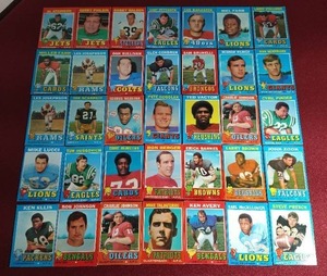 lot 2 image: (35) 1971 Topps Football Cards