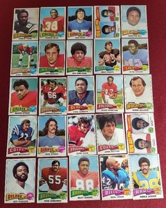 lot 31 image: (25) 1975 Topps Football Cards