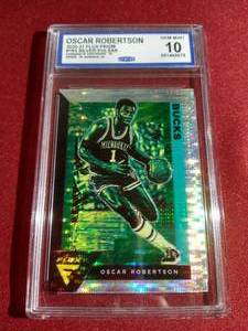 lot 154 image: 2020-21 Flux Prizm Oscar Robertson Silver Pulsar - CCG 10