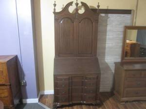 lot 7 image: (LRF) Vintage Wood Secretary Desk w...