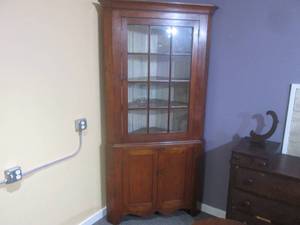 lot 10 image: (LRB) Vintage Wood Corner Cabinet w...