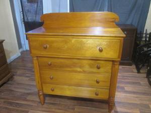lot 17 image: (LRB) Vintage Wood 4-Drawer Dresser...