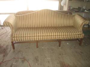 lot 22 image: (GRG) Vintage Couch...