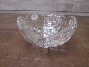 lot 54 image: (LRB) Vintage Cut Glass Crystal Bow...