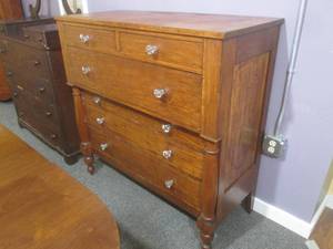 lot 8 image: (LRB) Vintage Wood 6-Drawer Dresser...