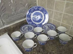 lot 63 image: (K) Vintage Blue Willow Johnson Bro...