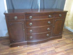 lot 20 image: (LRF) Vintage Wood Buffet with 6-Dr...