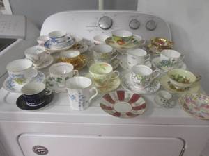 lot 64 image: (K) Large Assortment of Vintage Cup...