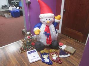 lot 89 image: (K) 4 Ft Inflatable Snowman and Oth...