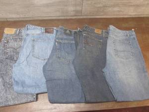 lot 148 image: (K) 5 Pair of Jeans - Levis, Wrangl...