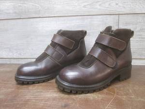 lot 160 image: (K) Pair of L.L. Bean Velcro Closur...