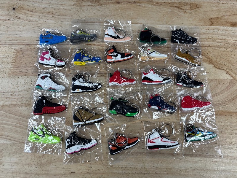 lot 21C image: 25 Brand New Nike, Air Jordan, Air Max, Kobe Sneaker Shoe Keychains