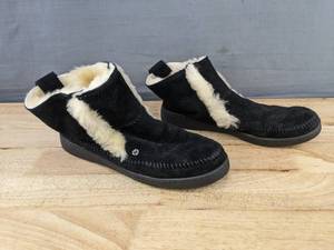 lot 169 image: Minnetonka Womens Moccasin Boots Size 9, Black
