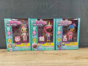 lot 182 image: 3 Recyclings Recyclies - Brand New A