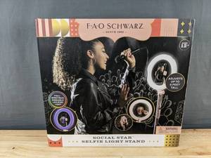 lot 190 image: FAO Schwarz Social Star Selfie Light Stand, Pink - Brand New A