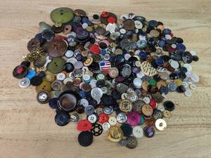 lot 413 image: Buttons - Assorted Plastic, Metal & Shell, Mixed Sizes P