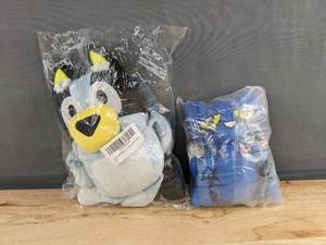 lot 117D image: Bluey Plush 10-Inch & Pete the Cat - Brand New