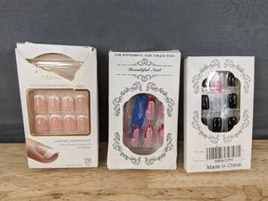 lot 390 image: 3 Sets of Beautiful Nail Press-On Nails - Brand New