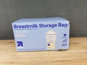lot 593 image: 200 Up & Up Breastmilk Storage Bags, 6 Fl Oz - Brand New