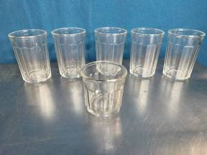 lot 14 image: Luminarc clear glass tumblers