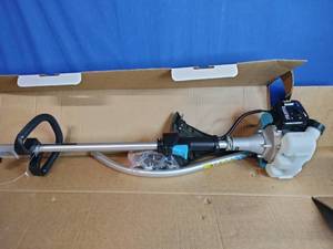 lot 33 image: Pulsar 17-inch 26cc 2-stroke curved shaft trimmer