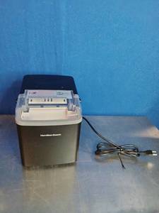 lot 39 image: Hamilton Beach Countertop Ice Maker with Easy-Carry Handle.
