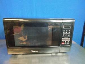 lot 40 image: Magic Chef 1.6 cu. ft. Countertop Microwave Oven in Black